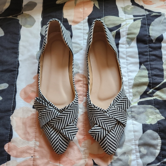 Black and cream Chevron flats (Size 7.5) - Picture 3 of 5